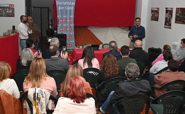 José Antonio Gómez comienza a explicar su proyecto a las bases socialistas