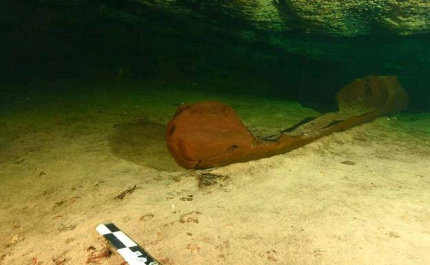 Impresionante hallazgo en México: Encuentran en un cenote una canoa maya con unos 1.000 años de antigüedad