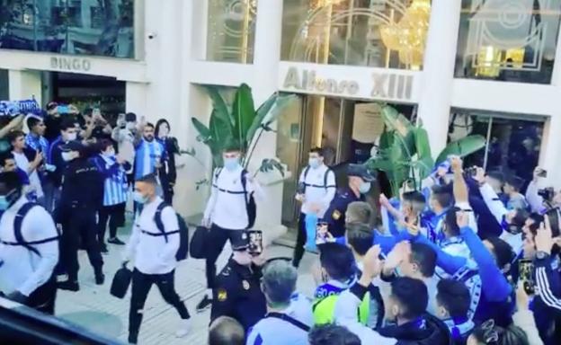 La afición del Málaga arropa al equipo en Cartagena desde el hotel