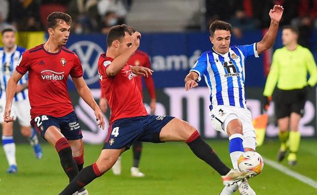 La Real sigue líder con goles de Merino y Januzaj en El Sadar