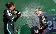 Verstappen se da un homenaje ante un Hamilton sin opciones