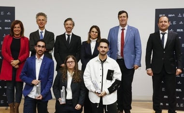 Los premiados, en primer término, con los responsables de SUR y BBVA, de la UMA, del Ayuntamiento de Málaga y de la empresa Top Digital./ÑITO SALAS