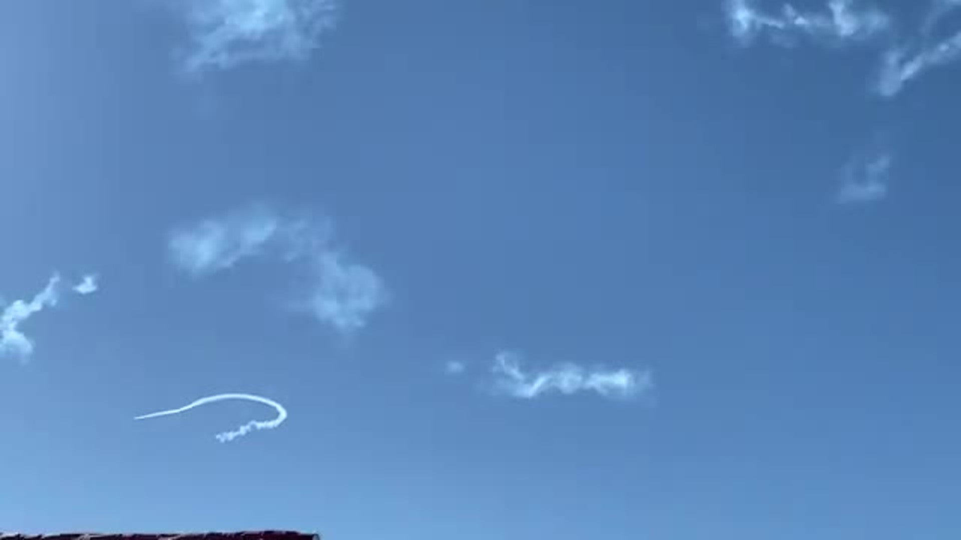 Una avioneta dibuja signos de interrogación en el cielo de Málaga