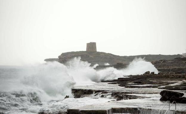 La borrasca 'Blas' seguirá provocando vientos fuertes y olas de varios metros en España