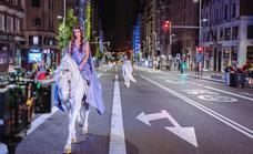 Chus Gutiérrez pasea unicornios por la Gran Vía madrileña