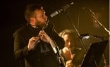 Tete Leal, junto a los músicos sobre las tablas del Cervantes./daniel pérez /teatro cervantes