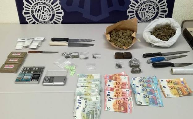 Detienen a tres hermanos como cabecillas de un punto de venta de drogas en Estepona