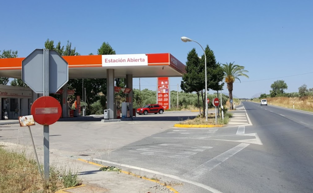 Roban un coche con un niño de seis años en su interior y dejan al menor en una gasolinera de Almargen