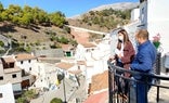 La delegada territorial de Regeneración, Justicia y Administración Local en Málaga, Mónica Alejo, visitó Salares junto al alcalde, Pablo Crespillo./SUR
