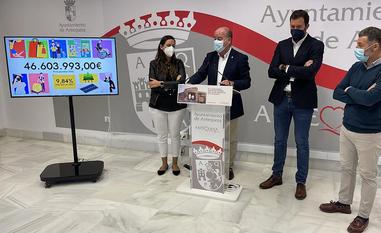 Desde la derecha: los tenientes de alcalde Juan Rosas, Antonio García, el alcalde Manuel Barón y Ana Cebrián./A.J.G.