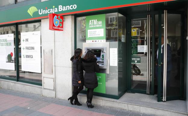 La negociación del ERE de Unicaja se estanca y deja en el aire el futuro de 1.500 trabajadores