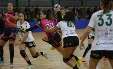Espe lanza a portería durante el partido ante el Elche./ADG Media