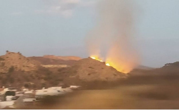 Bomberos de Málaga extinguen un incendio en un monte cerca de La Corta