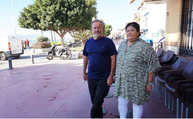 Vecinos de las casas de la playa en El Palo: «Nos dan muchas promesas pero se las lleva el viento»