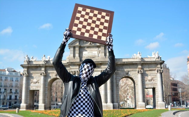 Rey Enigma, el misterioso 'Banksy' del ajedrez, reta a los malagueños