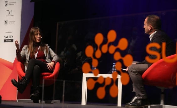 Yaiza Canosa conversa con Manuel Castillo en el foro Sun&Tech. 