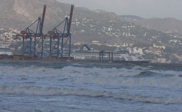 El temporal de levante complica el tráfico en el puerto de Málaga capital y obliga a dejar amarrada la flota pesquera de la provincia