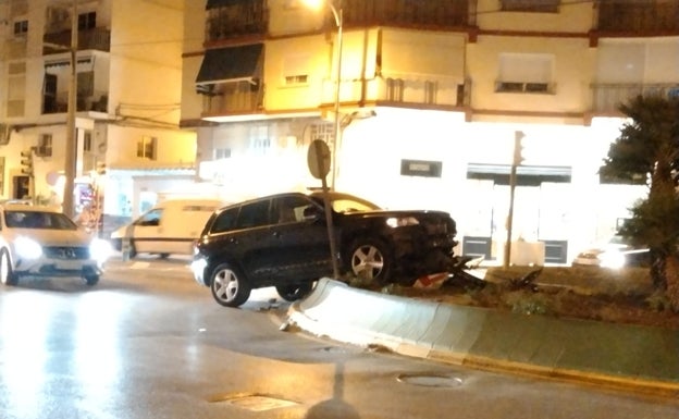 Duplica la tasa de alcoholemia tras empotrarse contra una rotonda en Vélez-Málaga