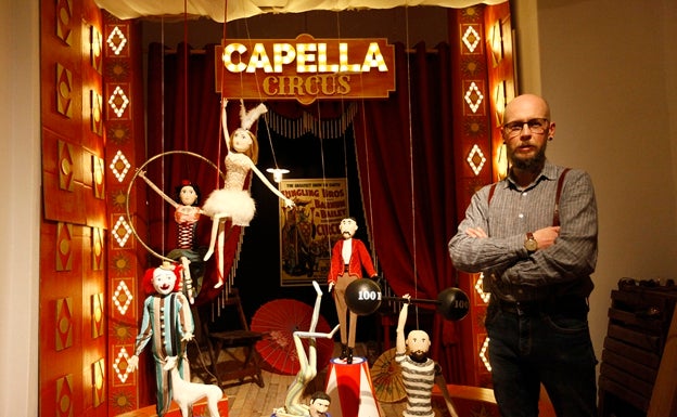Capella, el antequerano que crea con sus manos los escaparates más espectaculares de Málaga