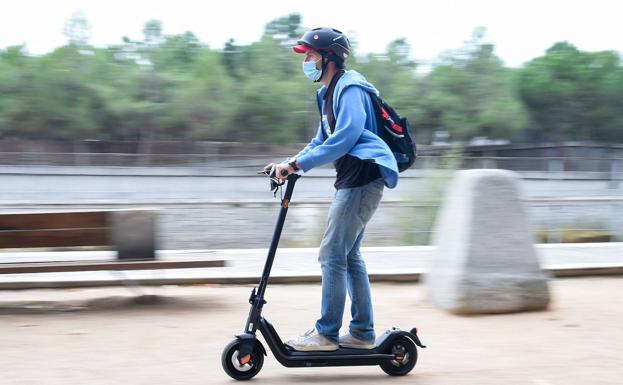 Los consejos de Sanidad a los padres para el uso responsable de patinetes y bicis en adolescentes