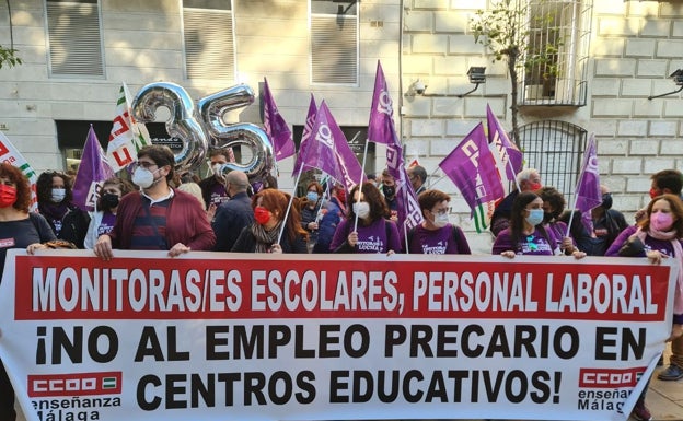 Monitoras escolares se manifiestan para exigir a Educación la mejora de sus condiciones laborales