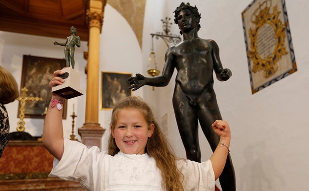 Una niña de ocho años da una lección flamenca a sus compañeros de colegio en Antequera
