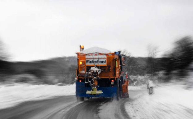 Por qué la sal hace que se derrita la nieve en las carreteras