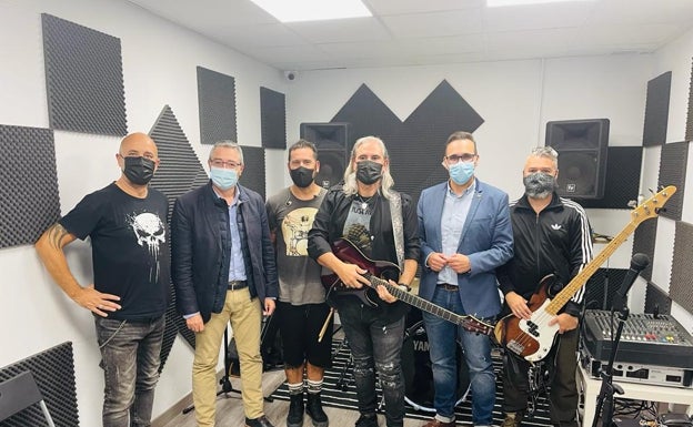 El grupo Rokspell de Rincón de la Victoria graba su primera maqueta en el Centro Municipal Juvenil