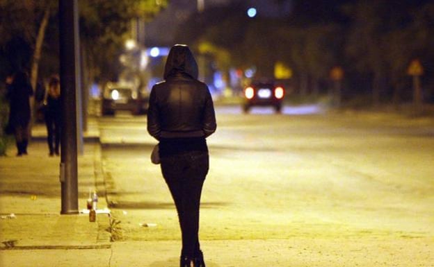 Una mujer ejerce la prostitución en plena calle. 