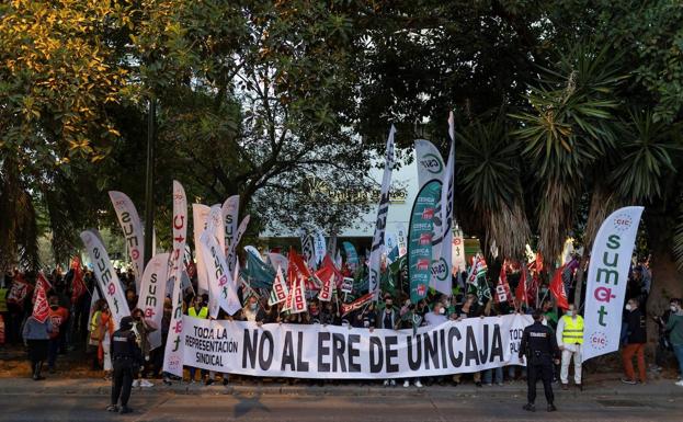 La plantilla de Unicaja irá hoy a la primera huelga de su historia en protesta por el ERE