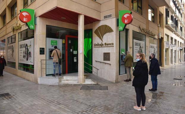 La plantilla de Unicaja se planta frente al ERE: más del 90% de las oficinas cierran por la huelga