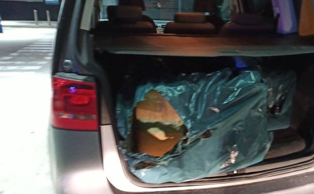 Detienen en Benalmádena a un narco que se paró a echar gasolina con el maletero lleno de fardos