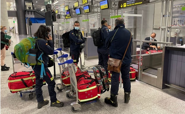 El grupo de bomberos de Málaga llega a La Palma: «Hay peligro en la zona del volcán por el alto nivel de dióxido de azufre»