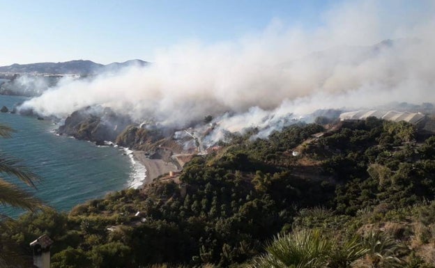 Extinguido el incendio que afectaba al paraje natural de Maro