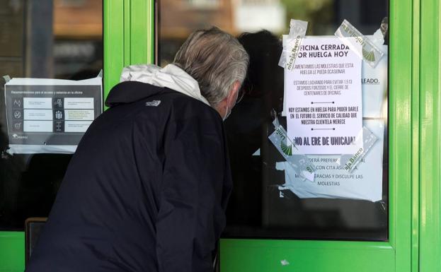 Los sindicatos desconvocan la huelga de este miércoles en Unicaja tras los primeros avances en la negociación