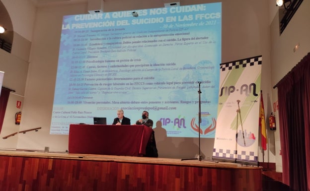 Perfil de un policía suicida: un hombre mayor de 40 años que vive un infierno en su vida personal y laboral