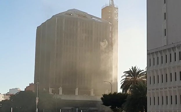 Alerta por una cortina de humo en el antiguo edificio de Correos en Málaga