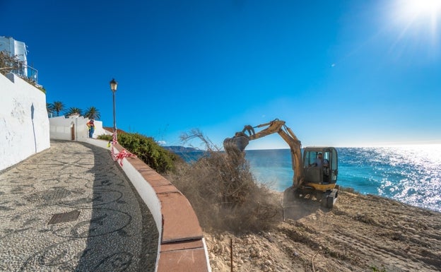 Nerja avanza en la ejecución de la Senda Litoral para conectar dos calas junto al Balcón de Europa