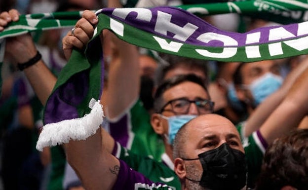 El Unicaja cierra el viaje a Sevilla con 130 aficionados