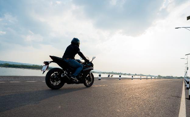 Cómo actuar con la moto si sopla el viento en carretera