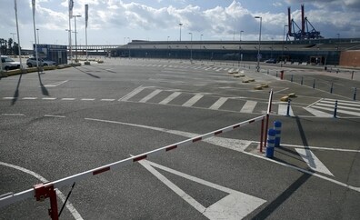 El Puerto de Málaga cierra el 'parking' del dique de Levante y desata las críticas de los usuarios