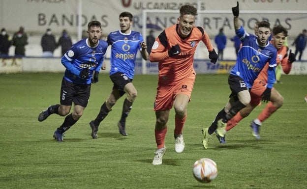 El Málaga impone su hegemonía para ganar al fin fuera y clasificarse en la Copa (0-3)