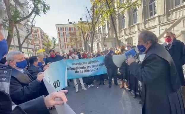 Los abogados se echan a la calle para apoyar a Francisco Javier Lara tras su procesamiento y piden el archivo