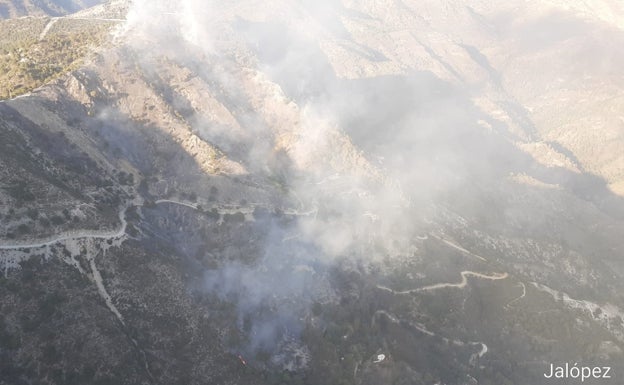 Controlado el incendio forestal declarado en el parque natural de la Sierra Almijara en Cómpeta