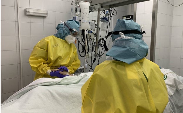 Aumenta el número de pacientes con coronavirus ingresados en planta y en UCI en Málaga