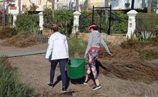 Los voluntarios de Produnas retoman sus actividades con la limpieza del entorno natural en Marbella