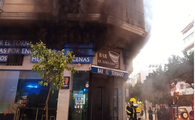 Arde un bar en la calle Mármoles por una explosión de gas y otro en Cristo de la Epidemia al prender la freidora