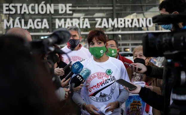 Teresa Rodríguez visita a los medios de comunicación frente a la estación de tren María Zambrano. 