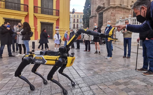 Un robot con forma de perro y un robot asistente asombran a los viandantes en la plaza del Obispo