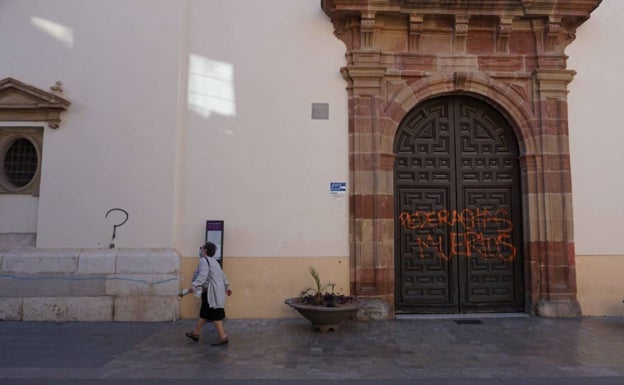 San Felipe Neri y la casa hermandad de Viñeros amanecen con pintadas de «pederastas» y «sacrílego»